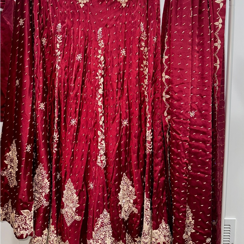 Elegant Red and Gold Embroidered Saree - Picture 4 of 4